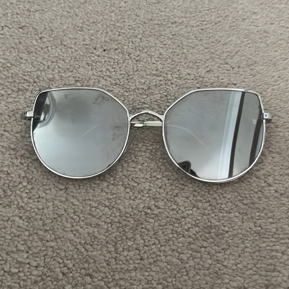 Collection of Sunglasses - Picture 3 of 7